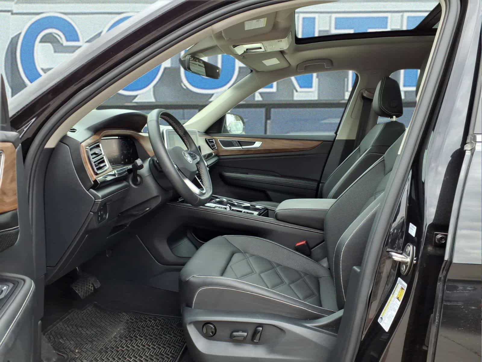 Used 2025 Volkswagen Atlas SE FWD image 14