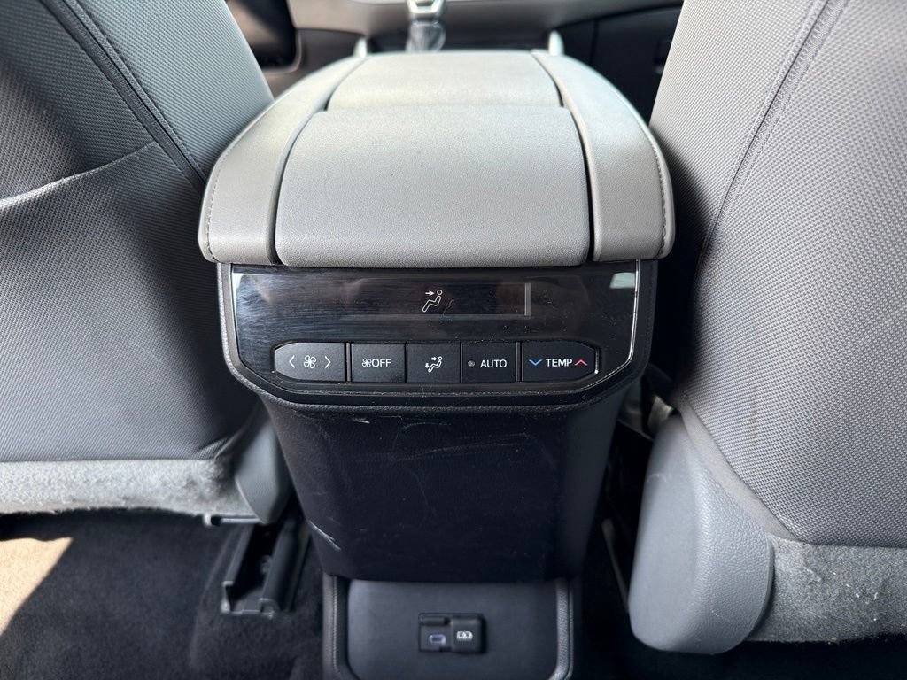 Used 2022 Toyota Highlander LE FWD image 25