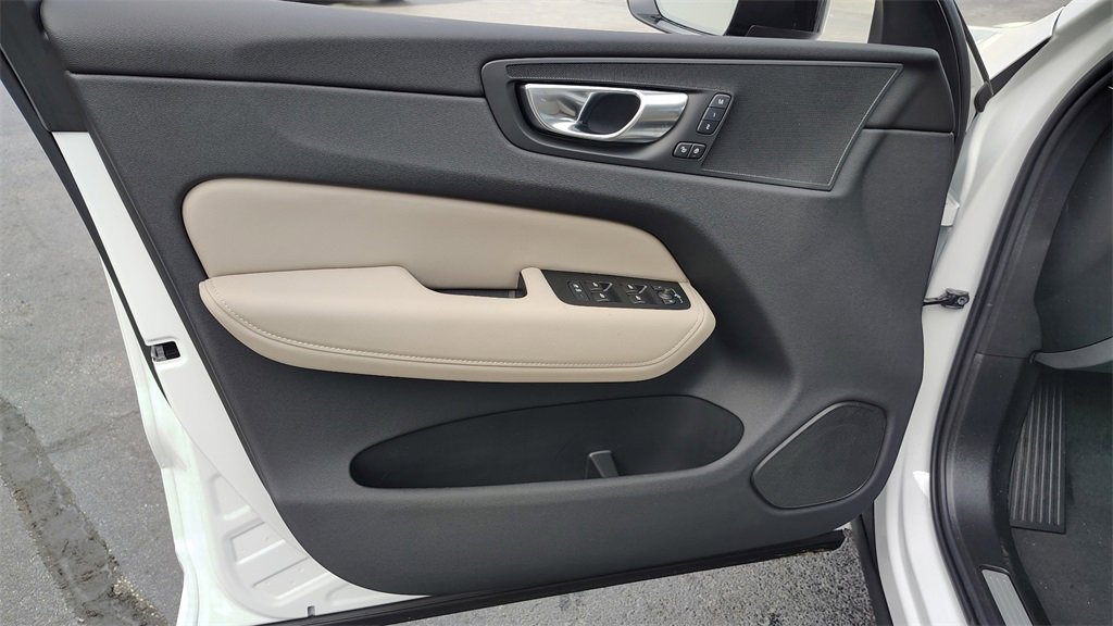 New 2026 Volvo XC60 B5 Plus w/ Climate Package image 8