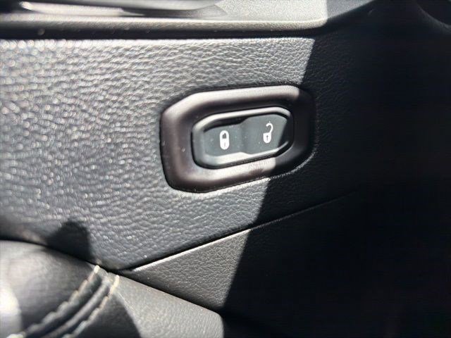 Used 2018 Jeep Wrangler Unlimited Sahara AWD/4WD image 29