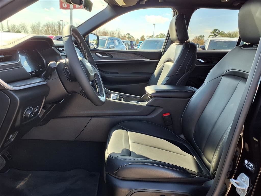 Used 2025 Jeep Grand Cherokee Limited w/ Black Appearance Package image 8