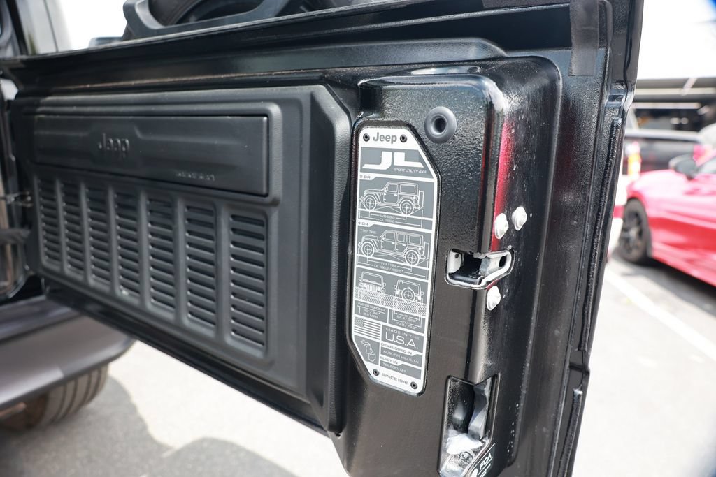 Used 2025 Jeep Wrangler Unlimited Sahara w/ Safety Group AWD/4WD image 38