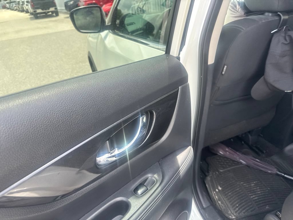 Used 2018 Nissan Rogue SV FWD image 10