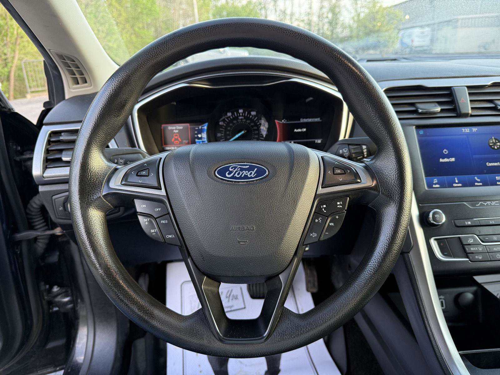 Used 2020 Ford Fusion SE FWD image 14