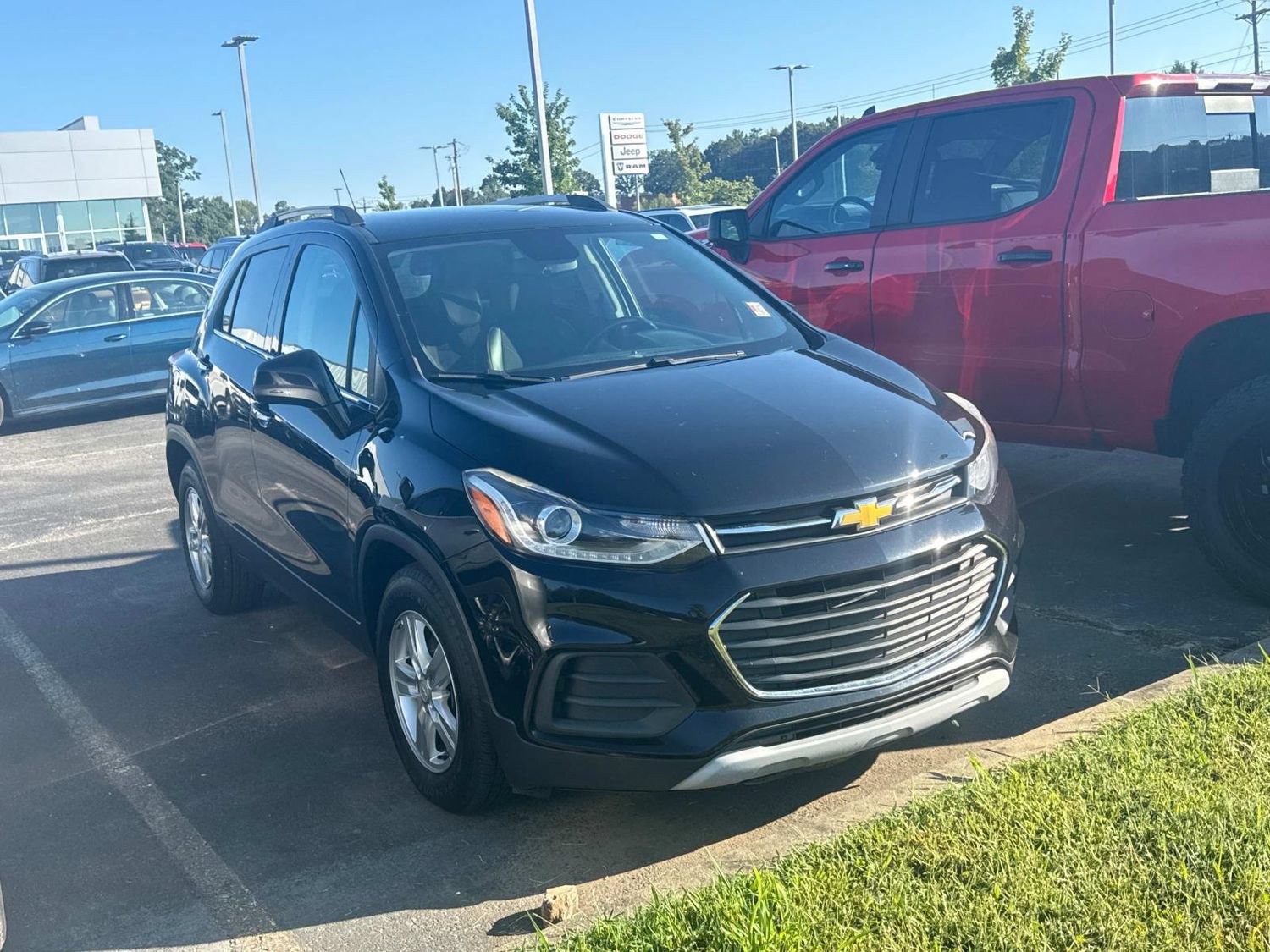 Used 2020 Chevrolet Trax LT w/ LT Convenience Package FWD image 2