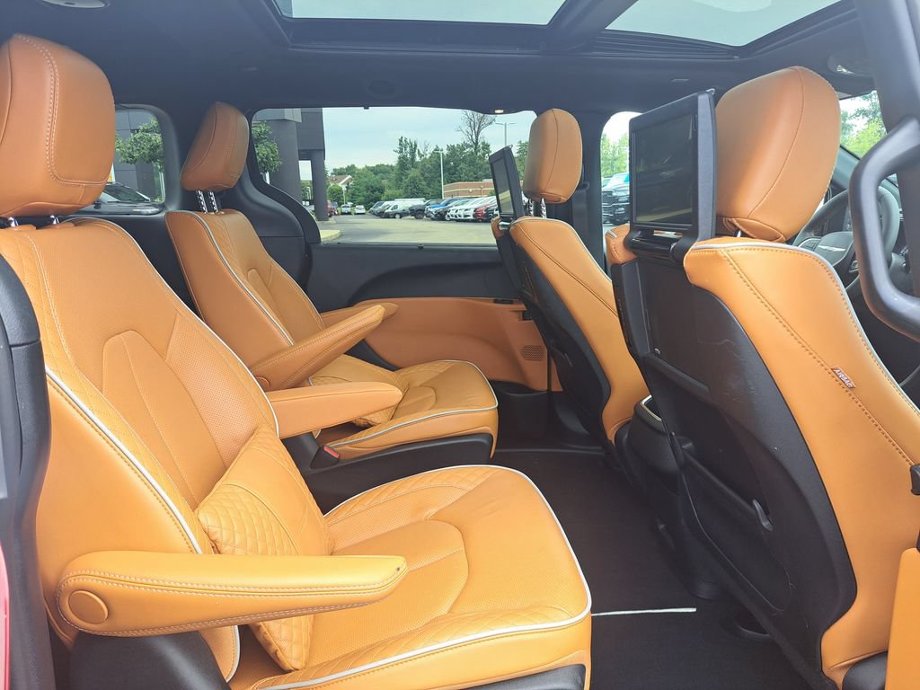 Used 2023 Chrysler Pacifica Pinnacle FWD image 36