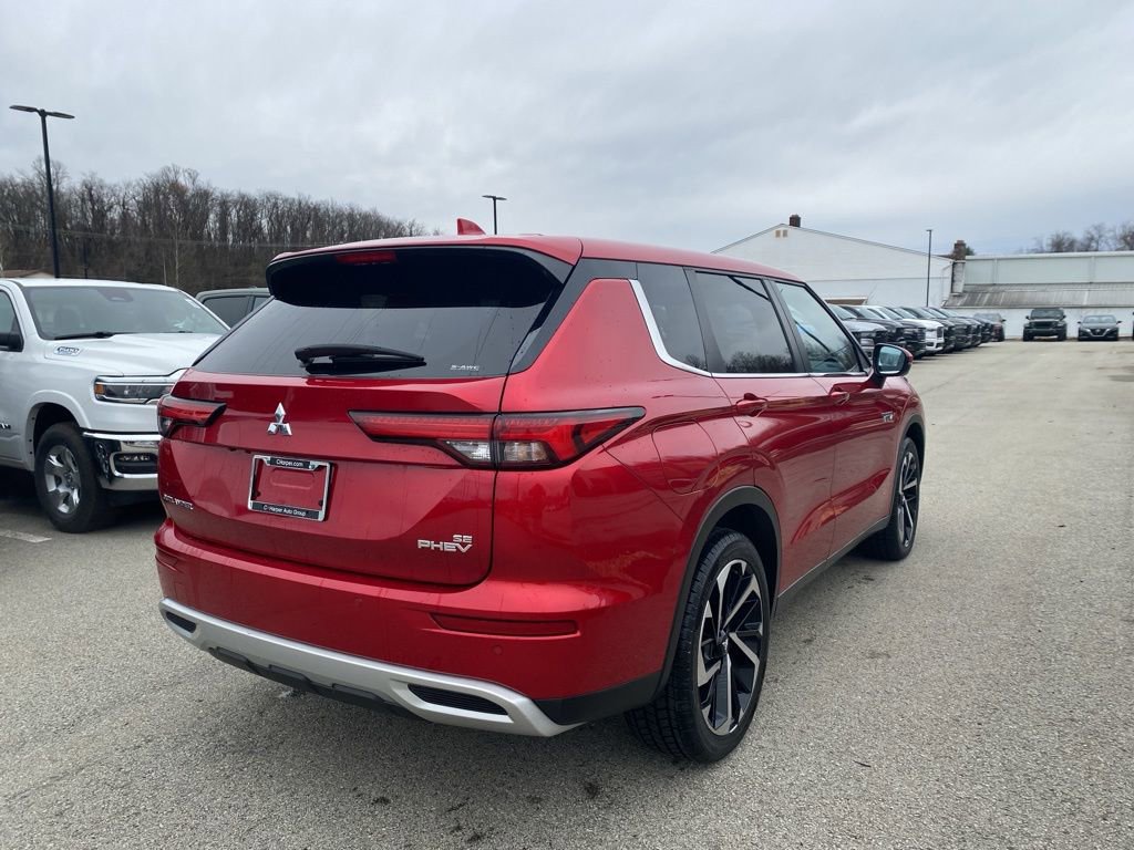 Used 2024 Mitsubishi Outlander 4WD Plug-In Hybrid image 2