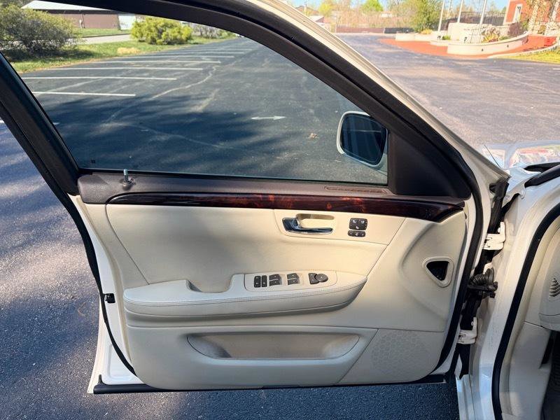 Used 2009 Cadillac DTS Luxury I w/ Sun And Navigation Package FWD image 14