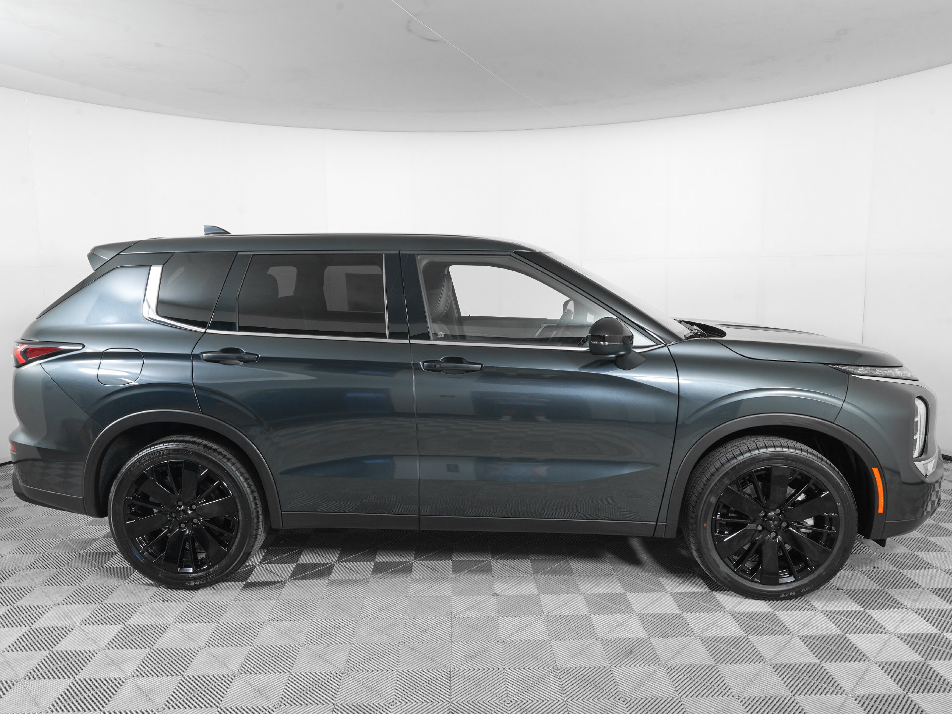 New 2026 Mitsubishi Outlander LE FWD image 5