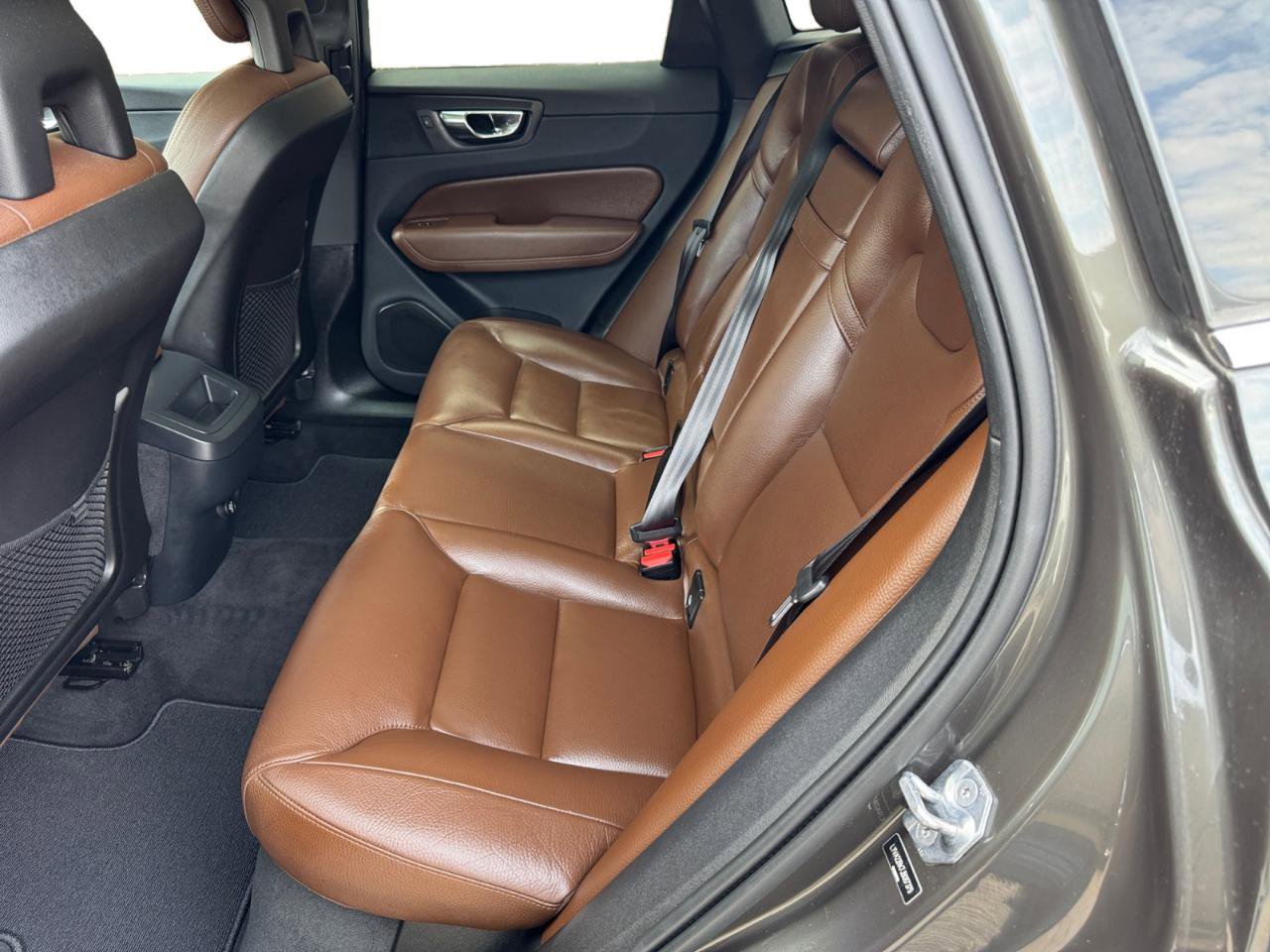 Used 2018 Volvo XC60 T6 Momentum w/ Vision Package image 6