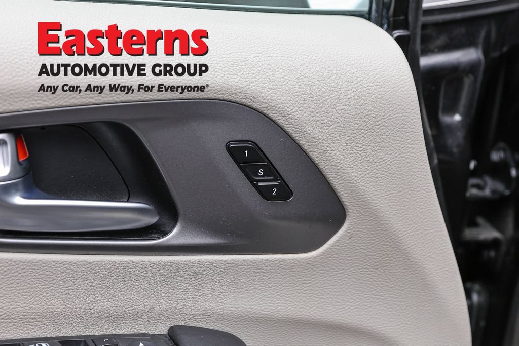 Used 2023 Chrysler Pacifica Touring-L FWD image 21
