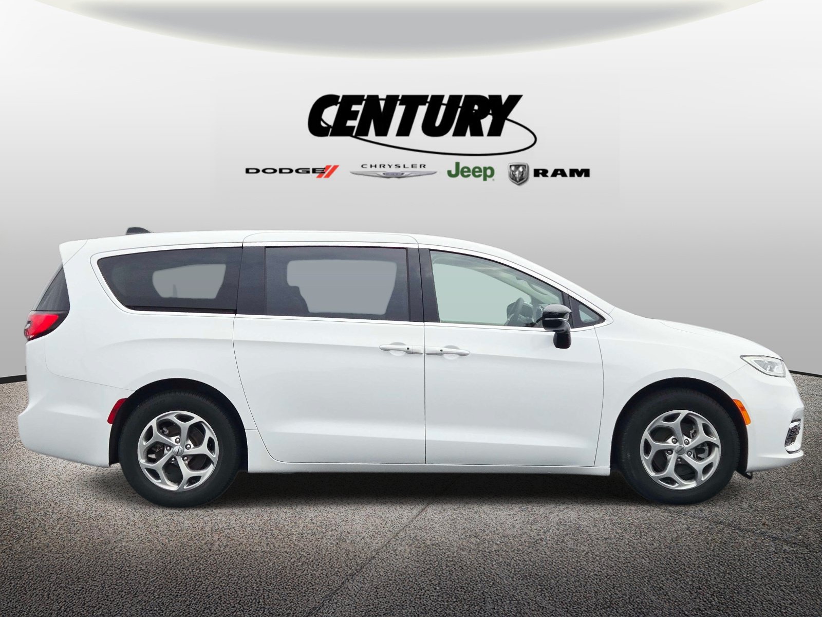 Used 2024 Chrysler Pacifica Limited FWD image 2