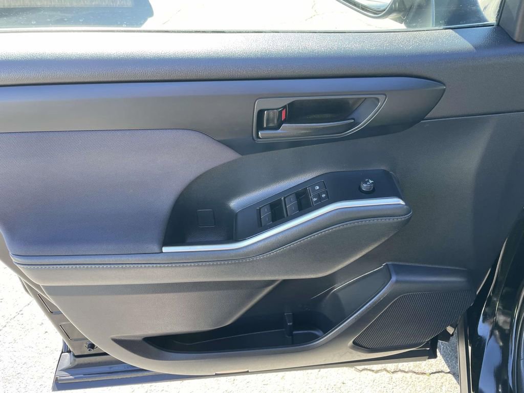 Used 2021 Toyota Highlander LE image 24