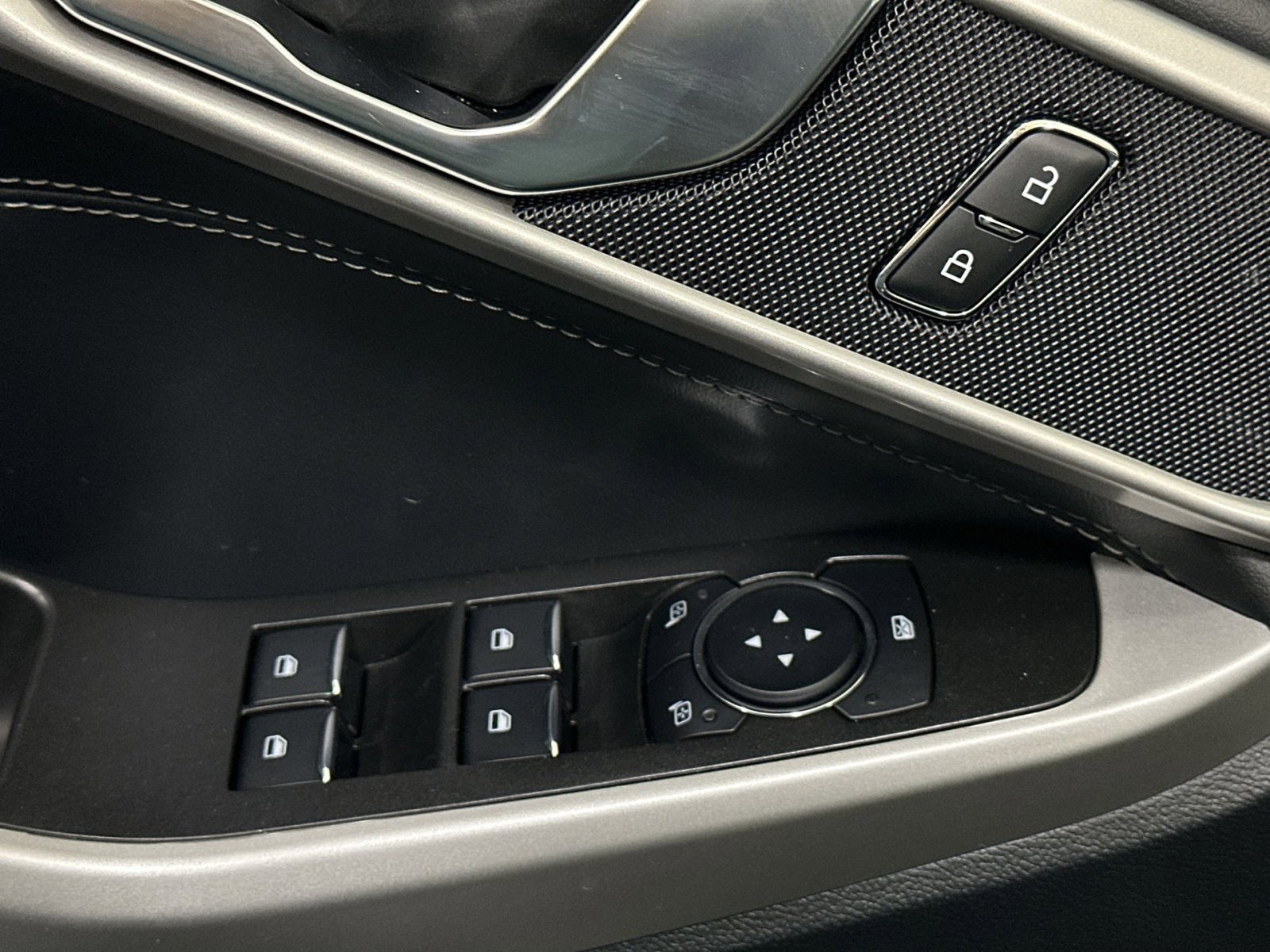 Used 2024 Ford Explorer XLT w/ Class IV Trailer Tow Package image 16