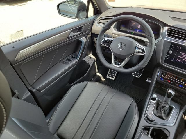 Used 2024 Volkswagen Tiguan SE R-Line AWD/4WD image 16