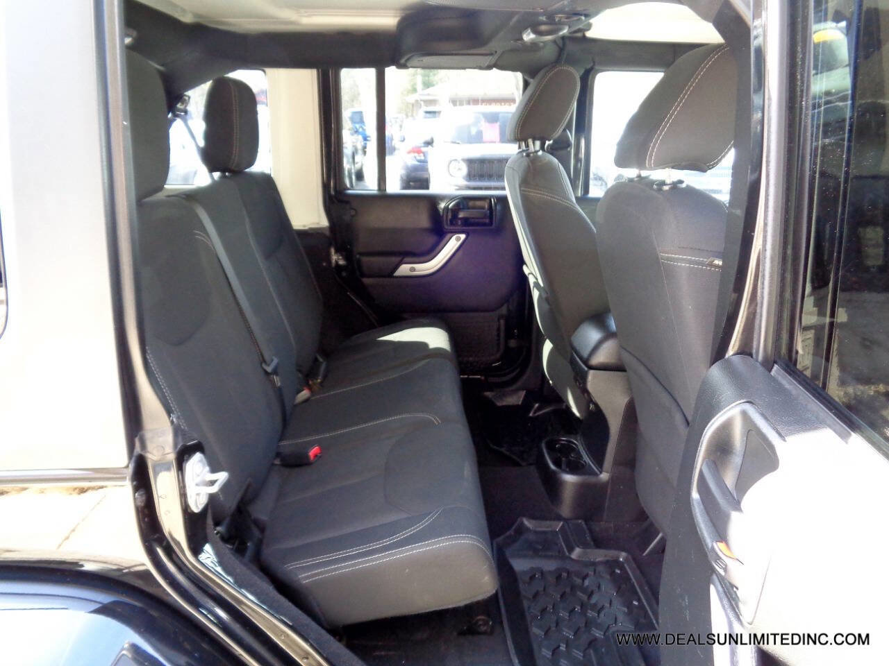 Used 2018 Jeep Wrangler Unlimited Sahara image 16