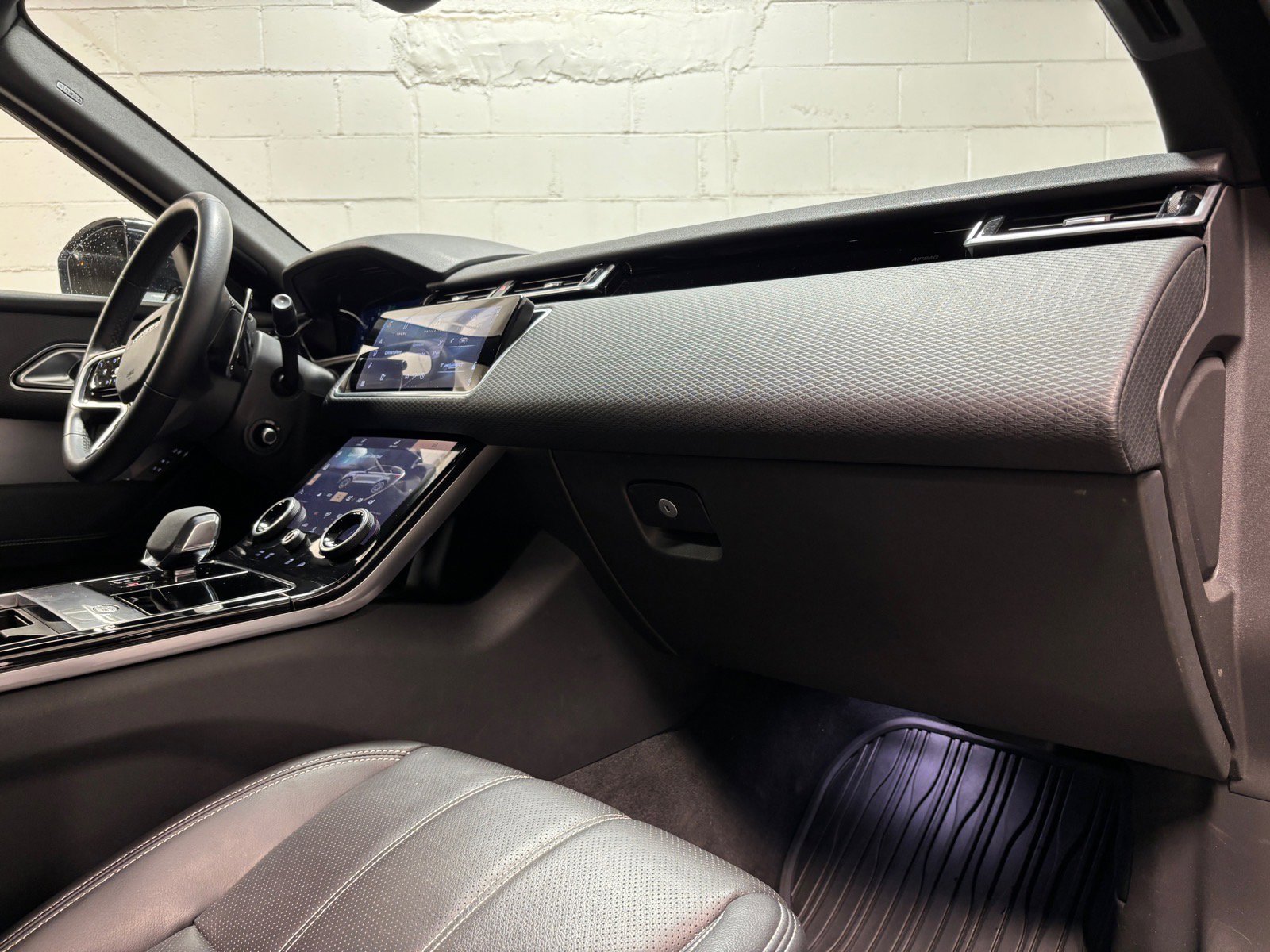 Used 2023 Land Rover Range Rover Velar R-Dynamic S AWD/4WD image 31