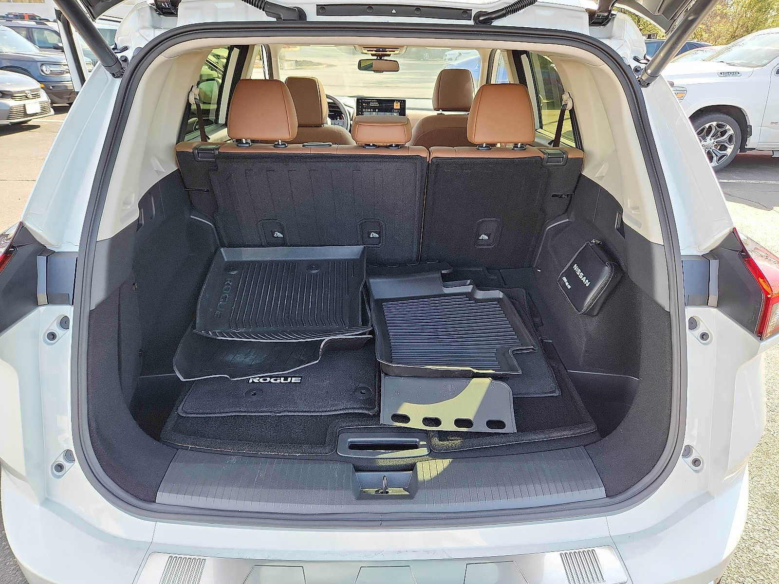 Used 2024 Nissan Rogue Platinum w/ Platinum Premium Package image 28