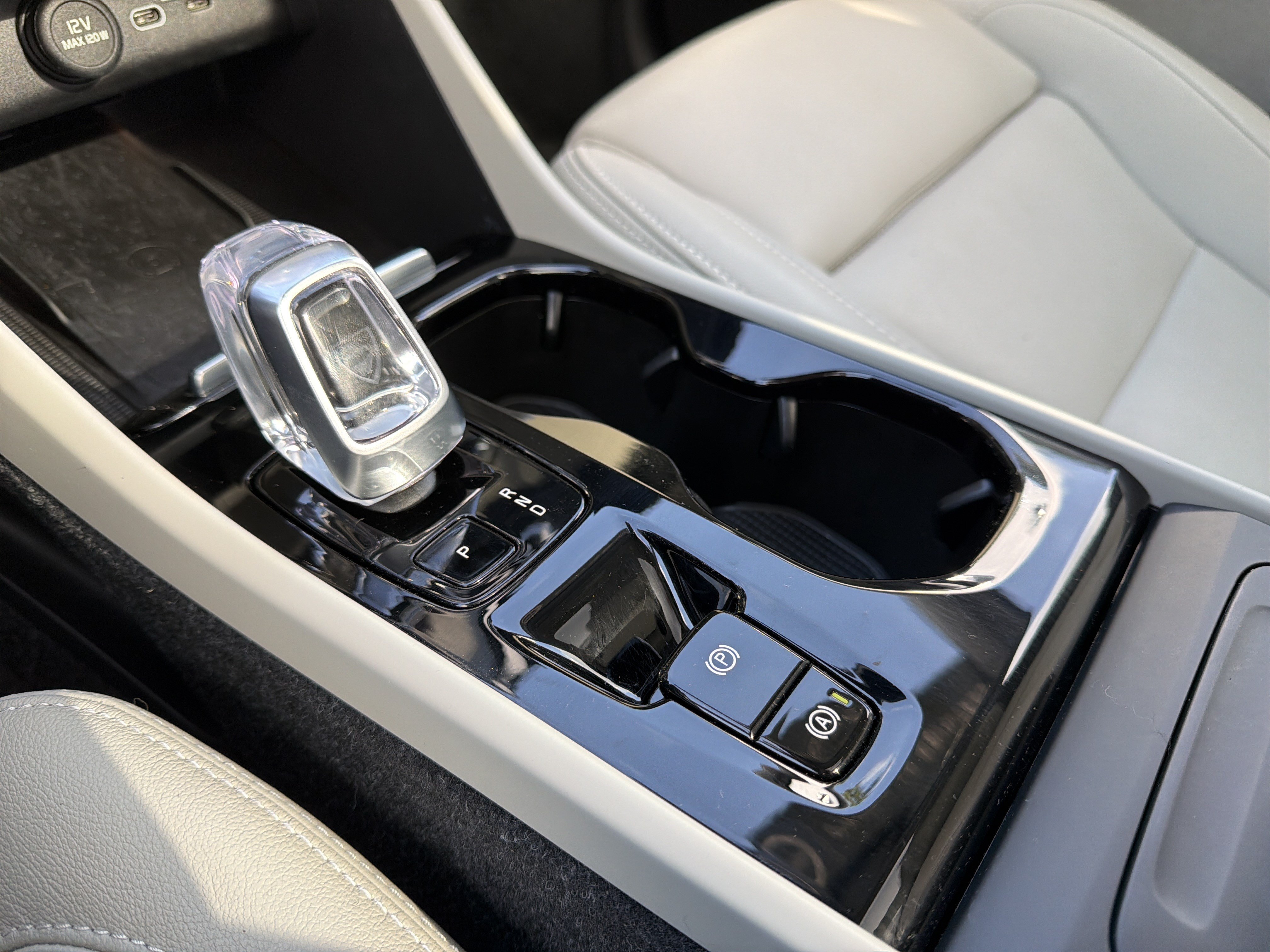 Certified 2024 Volvo XC40 B5 Ultimate w/ Protection Package Premier AWD/4WD image 26