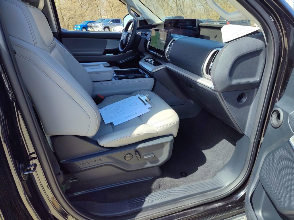 Used 2025 Ford Expedition Active image 10