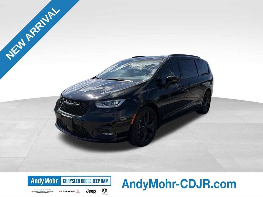 Used 2024 Chrysler Pacifica Touring-L w/ Uconnect Theater Family Group FWD image 3