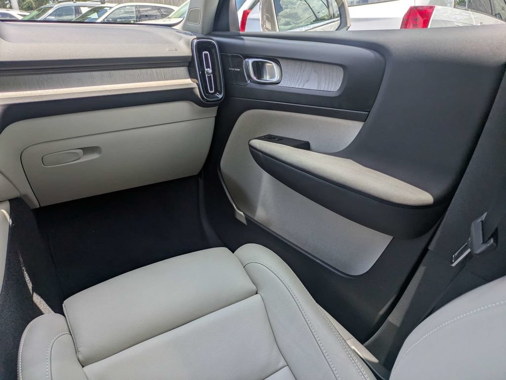 Certified 2023 Volvo XC40 B5 Plus w/ Protection Package Premier AWD/4WD image 20