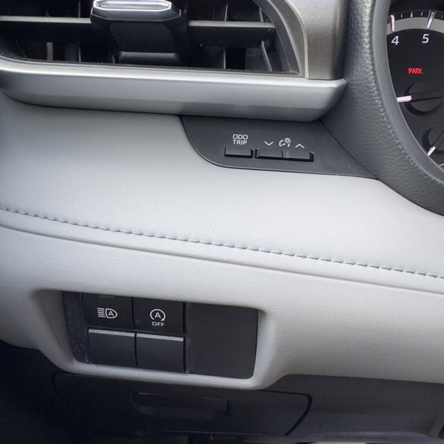 Used 2023 Toyota Highlander L image 28