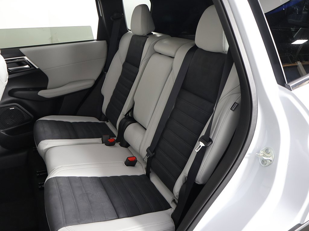 New 2025 Mitsubishi Outlander SE image 33