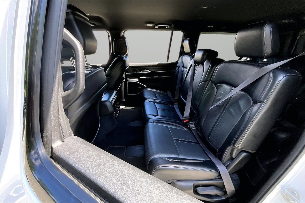 Certified 2024 Jeep Wagoneer L Series II w/ Flexible Seating Group AWD/4WD image 22