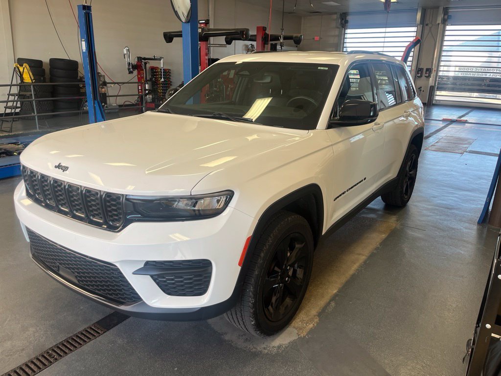 Used 2024 Jeep Grand Cherokee Altitude AWD/4WD image 2