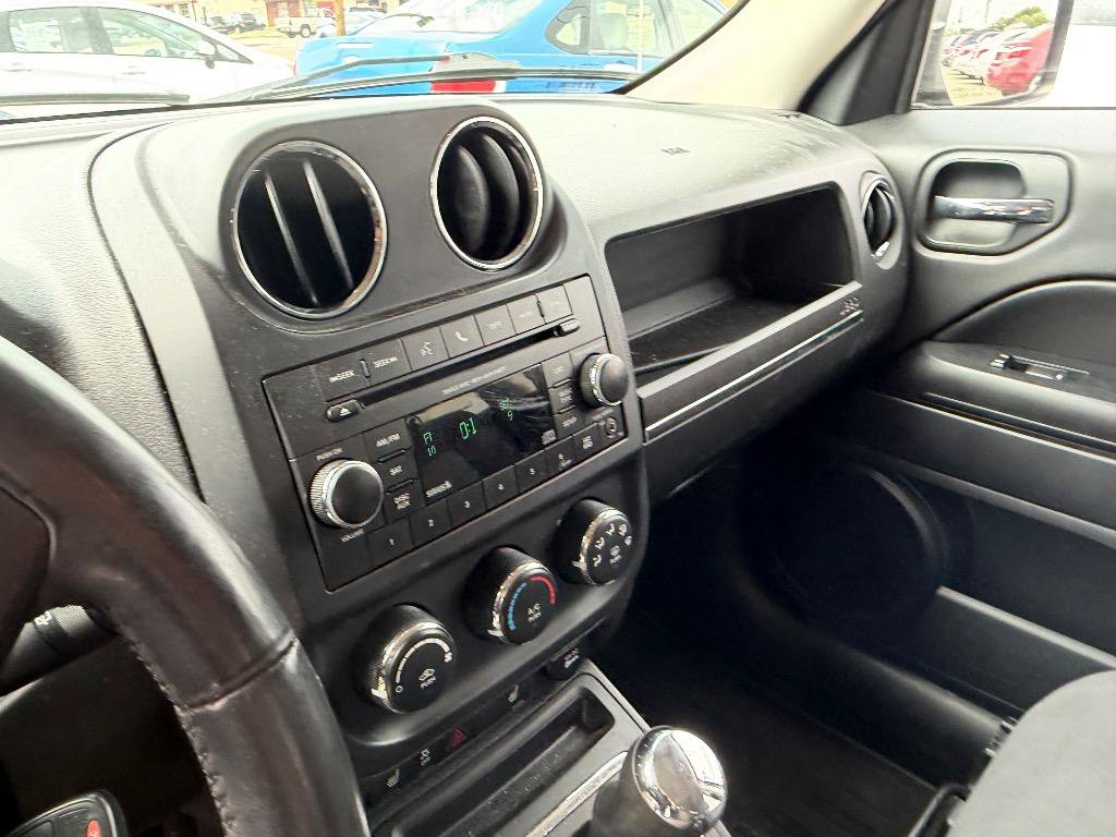 Used 2014 Jeep Patriot Latitude AWD/4WD image 17