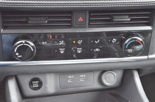 Used 2024 Nissan Rogue S image 31