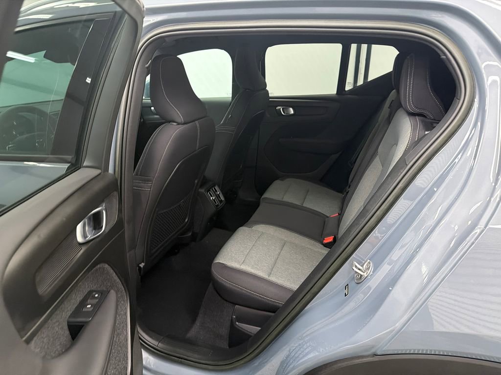 Used 2023 Volvo XC40 B5 Core image 23