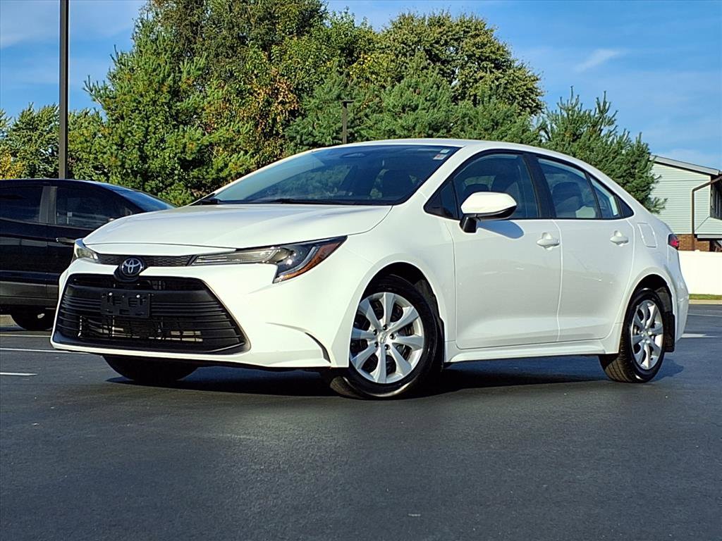 Used 2025 Toyota Corolla LE image 1