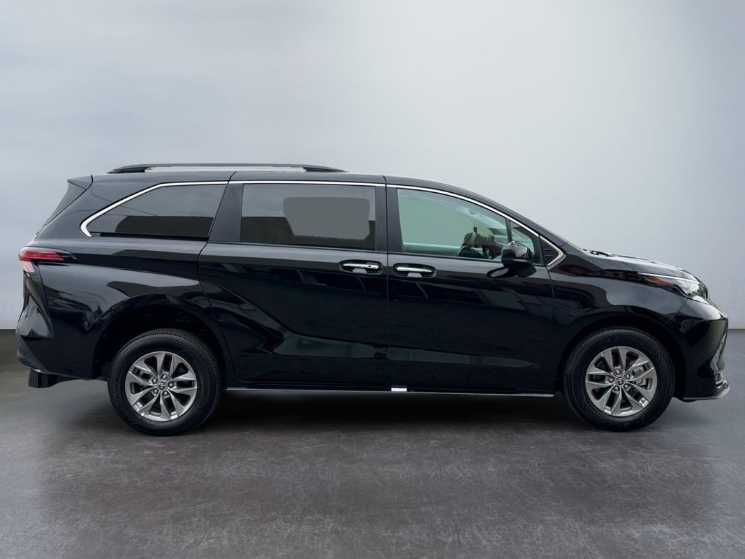 Used 2025 Toyota Sienna XLE FWD image 5