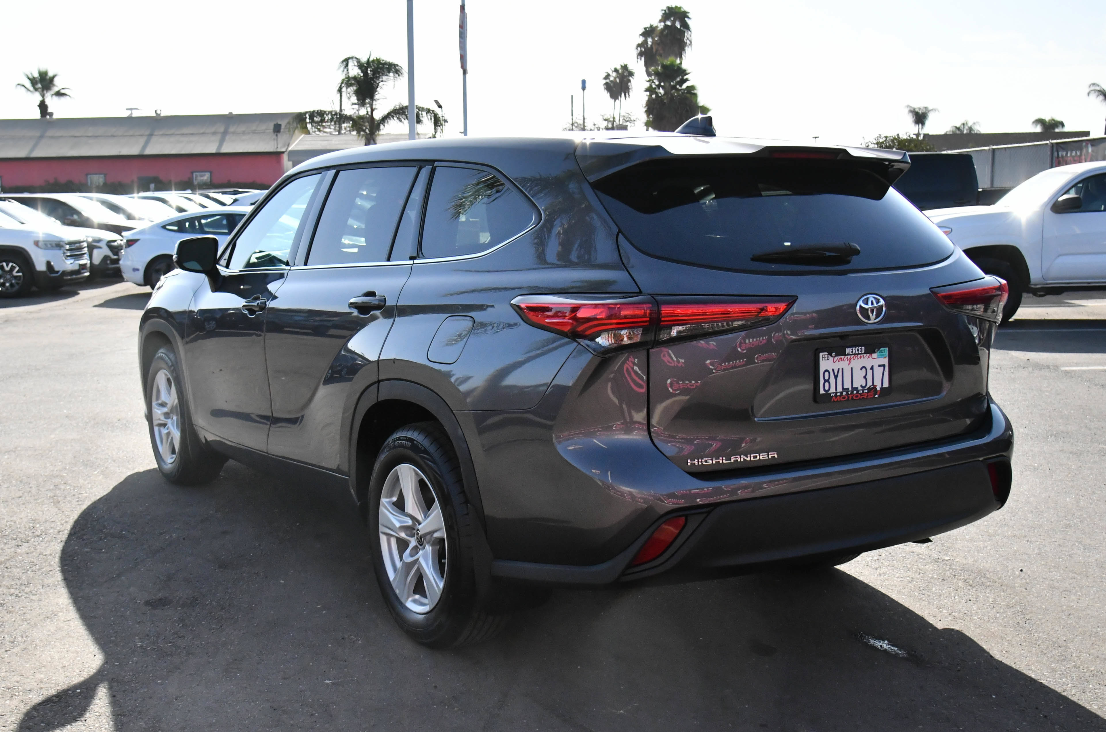 Used 2021 Toyota Highlander L FWD image 6