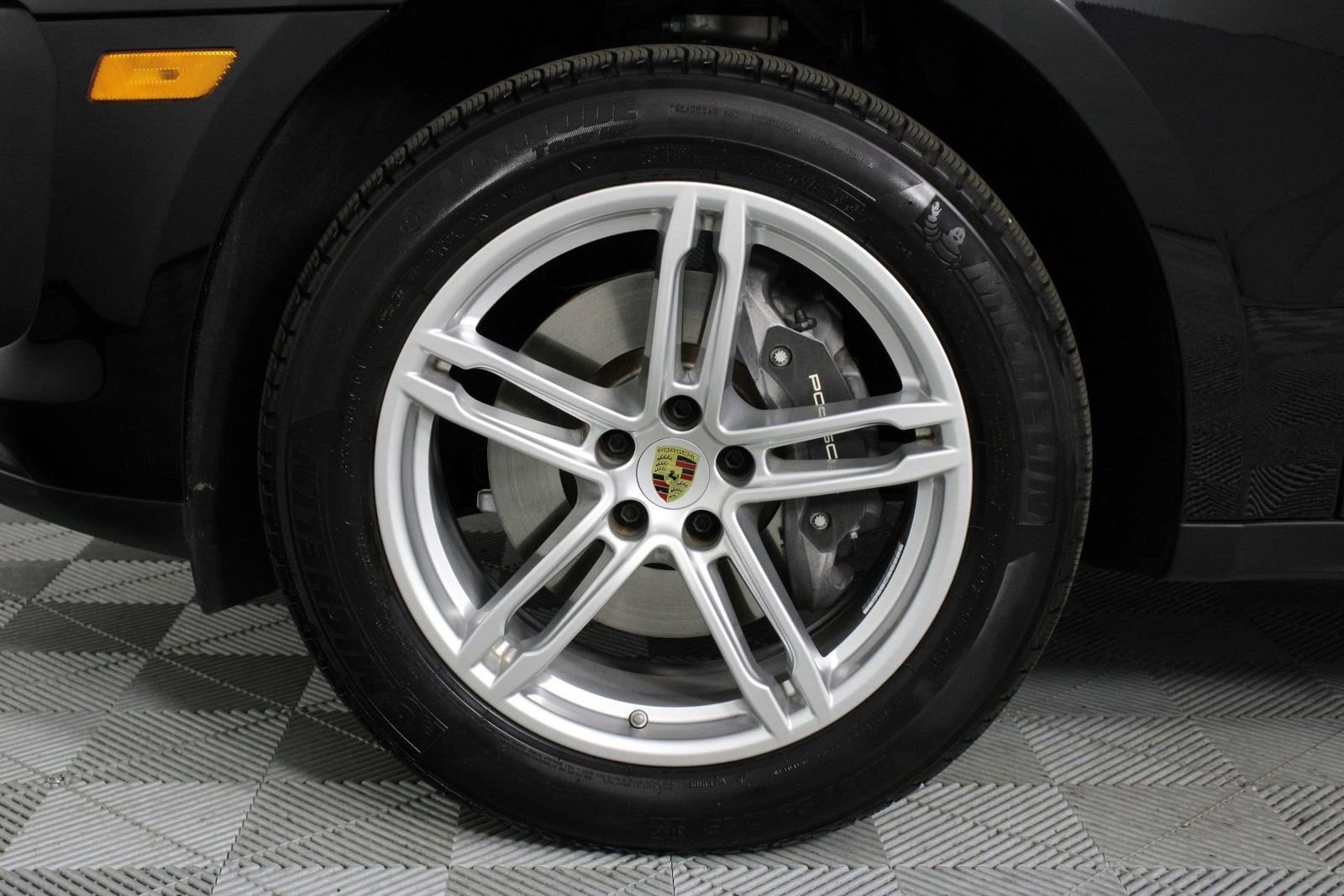 Certified 2025 Porsche Macan image 30