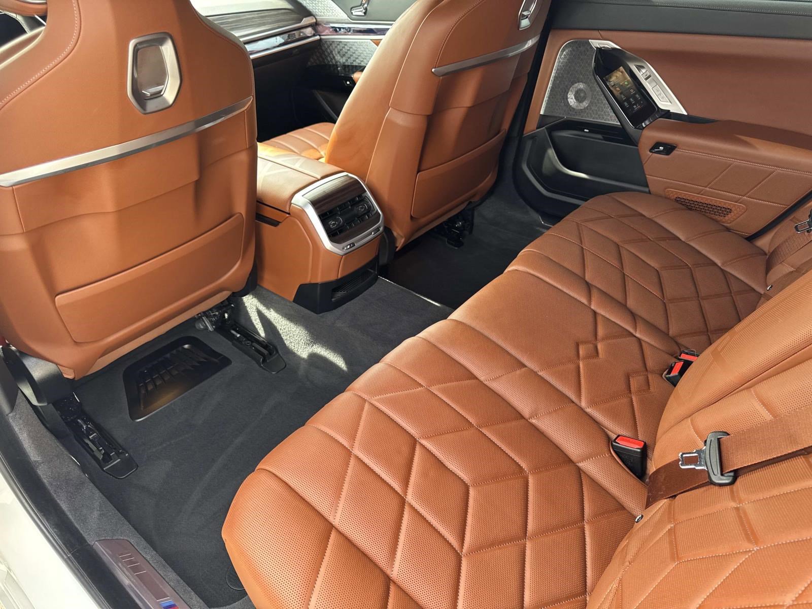 Certified 2024 BMW i7 xDrive60 w/ Executive Package image 15