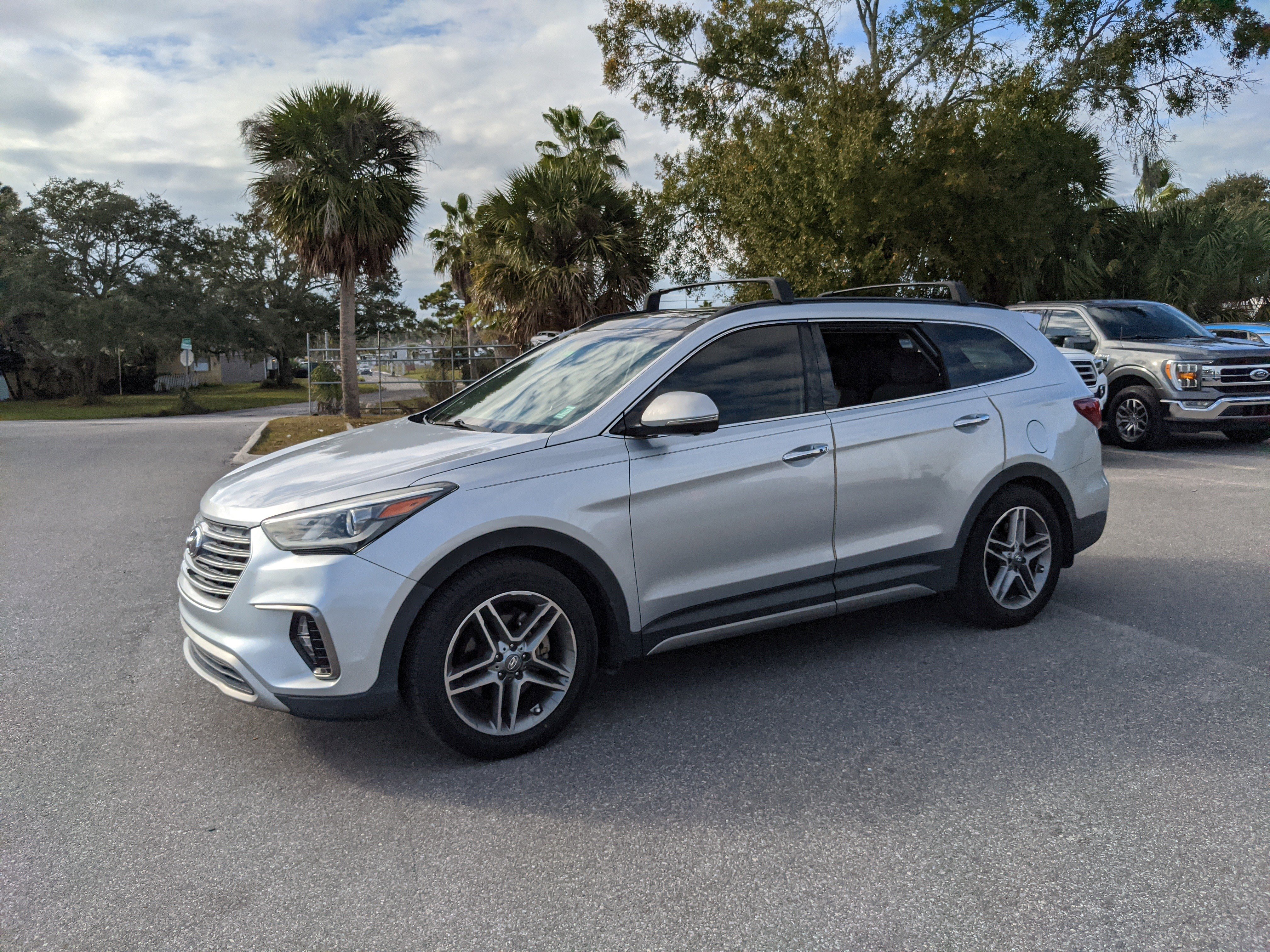 Used 2017 Hyundai Santa Fe Limited image 3