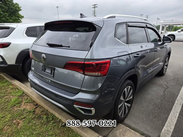 Used 2024 Volkswagen Taos SE w/ Panoramic Sunroof Package FWD image 7