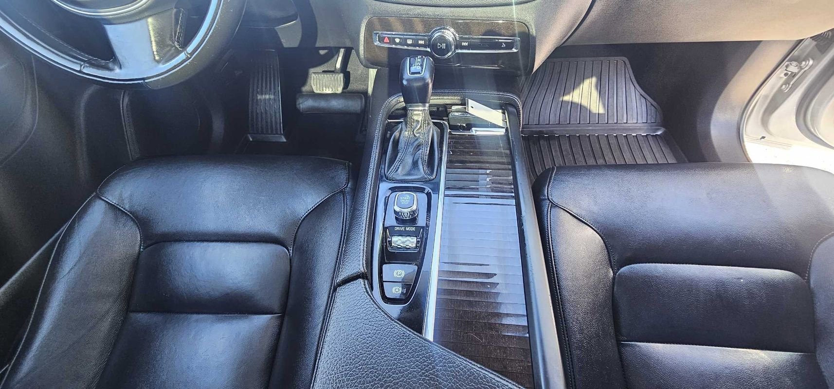 Used 2018 Volvo XC90 T5 Momentum w/ Convenience Package FWD image 34