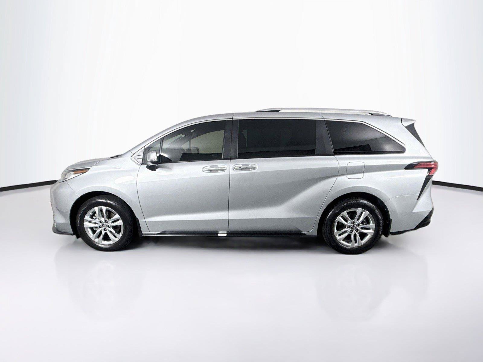 Certified 2025 Toyota Sienna Limited FWD image 14