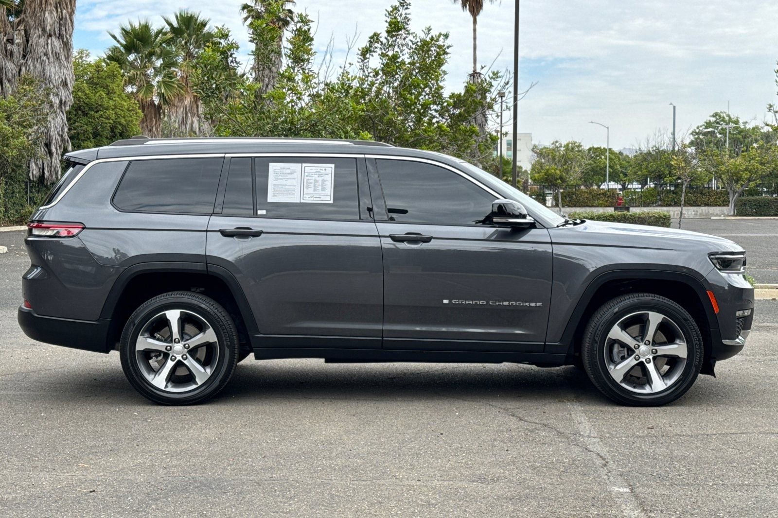 Used 2023 Jeep Grand Cherokee L Limited w/ Rear Seat Video Group I AWD/4WD image 2