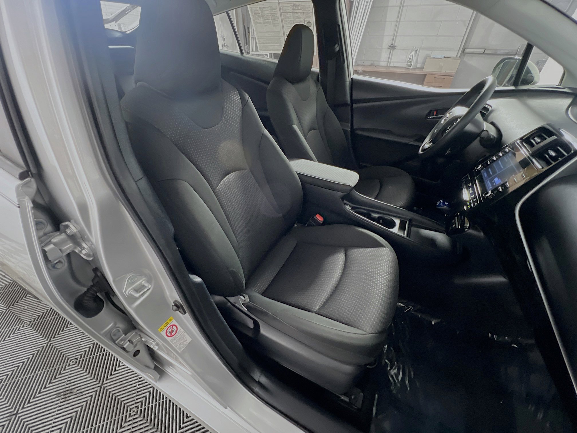 Used 2020 Toyota Prius LE image 31