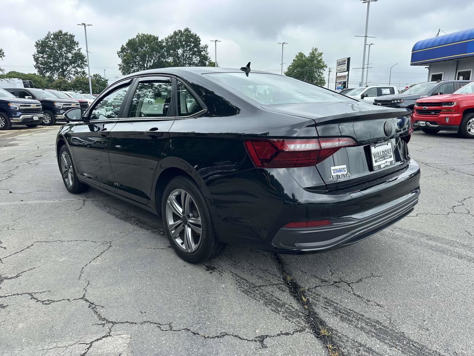 Used 2023 Volkswagen Jetta SE FWD image 4