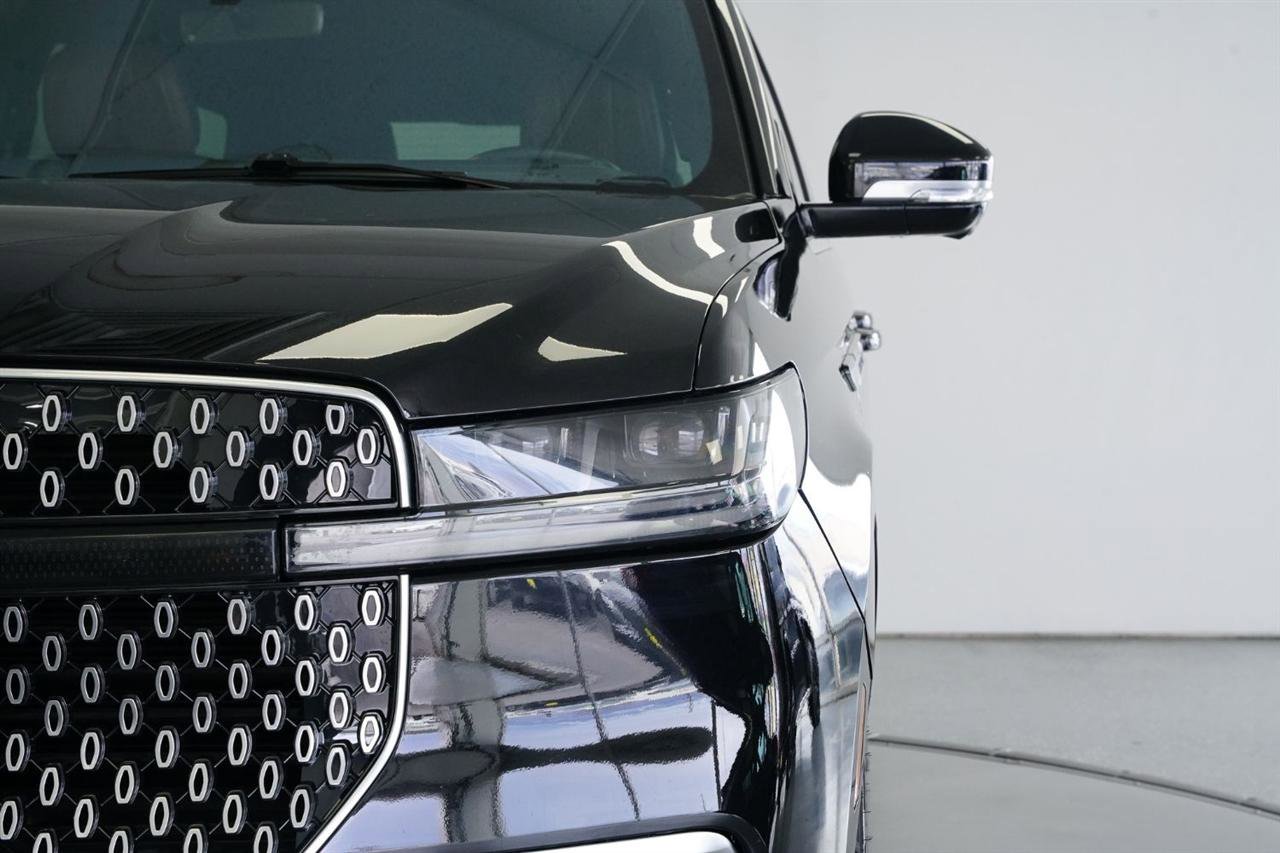 Used 2025 Lincoln Navigator Reserve image 5