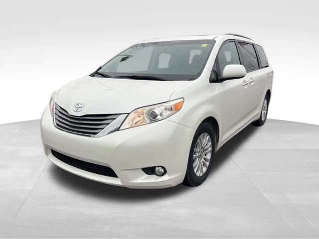 Used 2016 Toyota Sienna XLE image 3