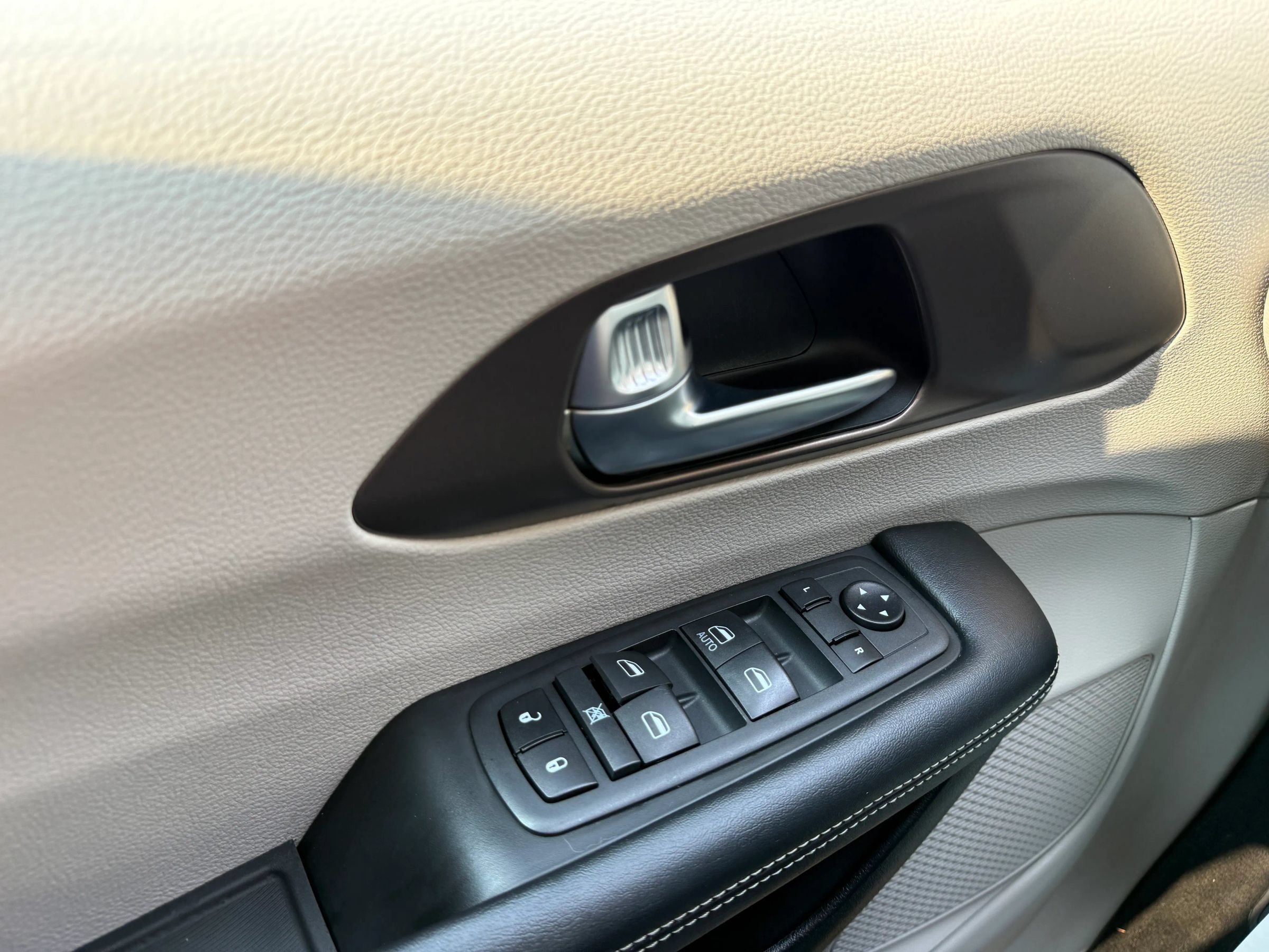 Used 2020 Chrysler Voyager L FWD image 24