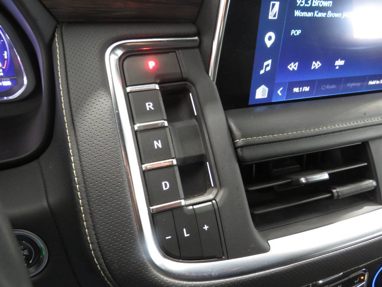 Used 2023 Chevrolet Suburban Premier RWD image 21