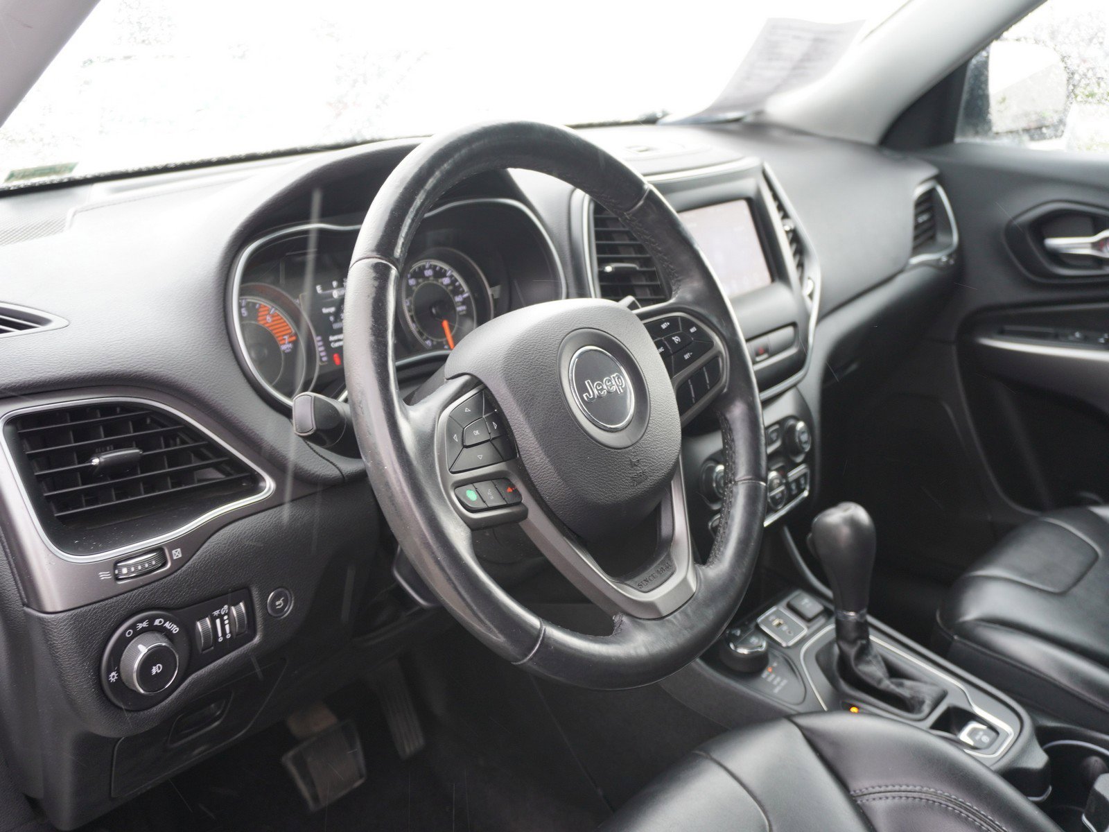 Used 2019 Jeep Cherokee Latitude Plus w/ Comfort/Convenience Group AWD/4WD image 18